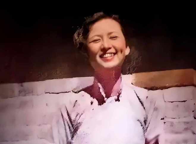 一张旧照颠覆女神传说病榻上的建筑巨匠国徽背后的真实代价